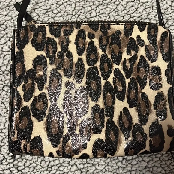 Cute leopard crossbody! ♠️ - Picture 3 of 6
